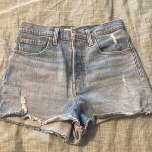 Levis ribcage shorts size 27 in very good condition